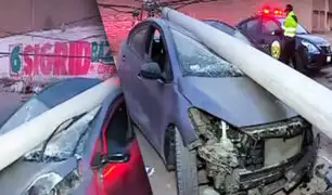 Los Olivos: Conductor destroza su auto al chocar con poste