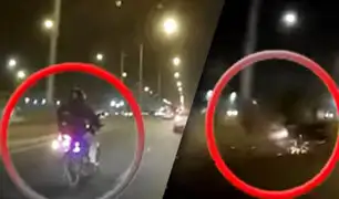 Imágenes impactantes: Motociclista se despista y pierde la vida al chocar con poste