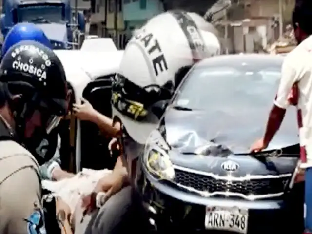 Violento impacto entre un auto y un mototaxi dejan dos heridos en Chosica