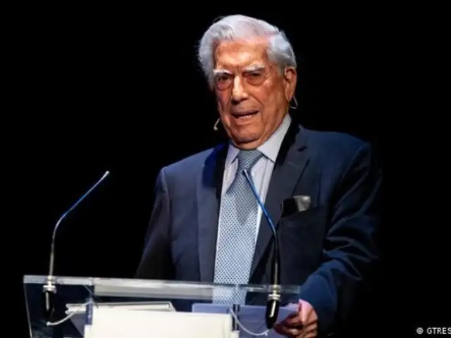Mario Vargas Llosa ruega a firmar por campaña del 