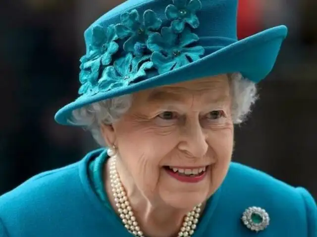 Reina Isabel II regresa a su residencia tras pasar una noche en el hospital