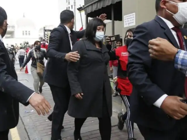 Ministra de Trabajo, Betssy Chávez, fue agredida a su salida del Congreso