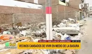 SJM: Vecinos mortificados por gran cantidad de basura y desperdicios en vivienda