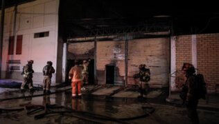 SJM: incendio en almacén de muebles fue provocado por sujeto que lanzó bomba molotov