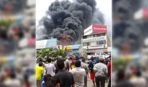 Tras intenso trabajo bomberos controlan voraz incendio en un almacén de llantas en Chiclayo