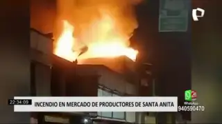 Incendio consumió almacenes en Mercado de Productores de Santa Anita