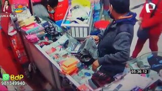 Tacna: ladrón es captado por cámaras de seguridad robando celular en tienda de ropa