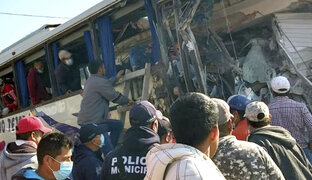 Al menos 19 muertos y  20 heridos deja choque de autobús contra vivienda en México