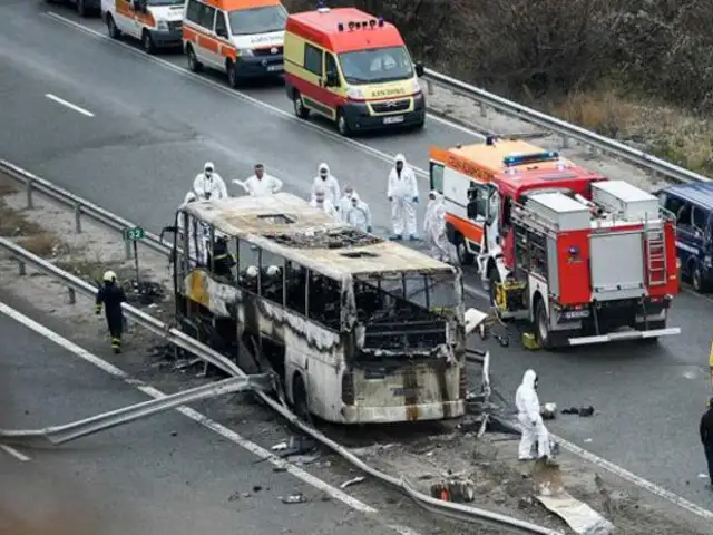 Bulgaria: al menos 46 personas murieron al incendiarse un autobús en plena carretera