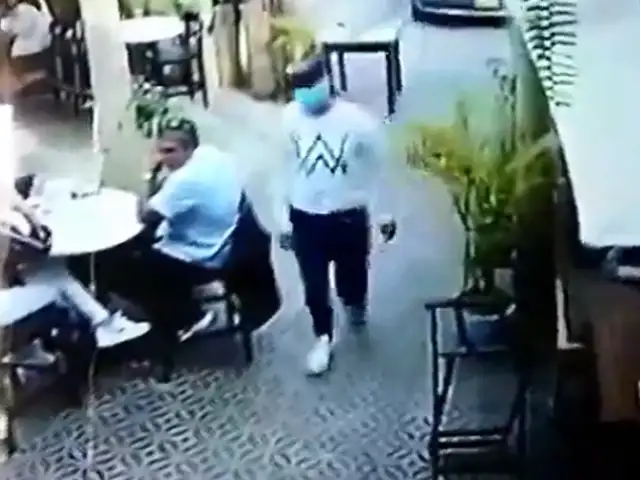Surco: delincuente encañona a cliente de restaurante y le roba todas sus pertenencias