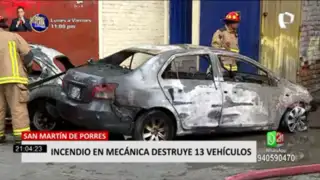 SMP: voraz incendio arrasó con 13 vehículos en taller mecánico
