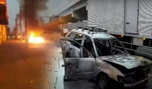 Auto se incendia por un corto circuito en la avenida Aviación