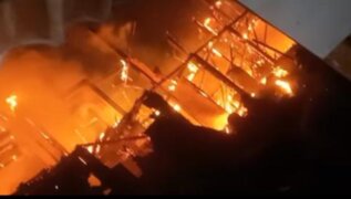 Gran incendio arrasa con hotel en boulevard de Máncora