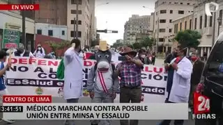 Médicos de Essalud marchan en contra de una posible unificación con el Minsa