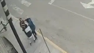 Chorrillos: delincuentes golpean a mujer para robarle delante de su hijo