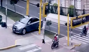 Conductor invade con su vehículo vereda para evadir tránsito de bicicletas