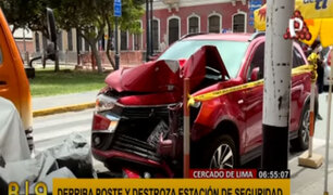 Cercado de Lima: conductor impacta su auto contra poste de seguridad y lo derriba