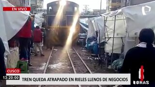 Cusco: tren de Perú Rail quedó atrapado en rieles llenos de negocios