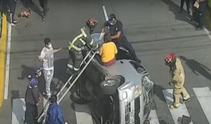 Jesús María: Mujer es rescatada tras violento volcado de su auto