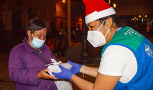 Cercado de Lima: decenas de personas que viven en la calle recibieron cenas navideñas
