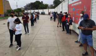 Covid-19: hoy 25 de diciembre cientos de personas acuden a vacunatorios de Lima y Callao