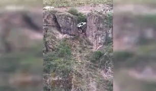 ¡Evitó una gran tragedia!: enorme roca impide que combi caiga al abismo