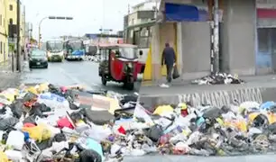 Dejan montones de basura en medio de la avenida Parinacochas en La Victoria