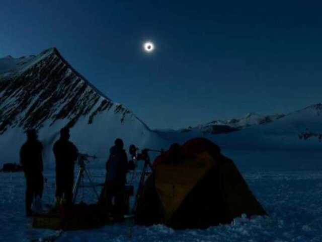 Impresionantes imágenes que dejó el último eclipse solar total de la década