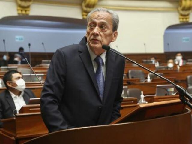 Gobierno oficializa la salida de Carlos Gallardo del Minedu tras su censura en el Congreso