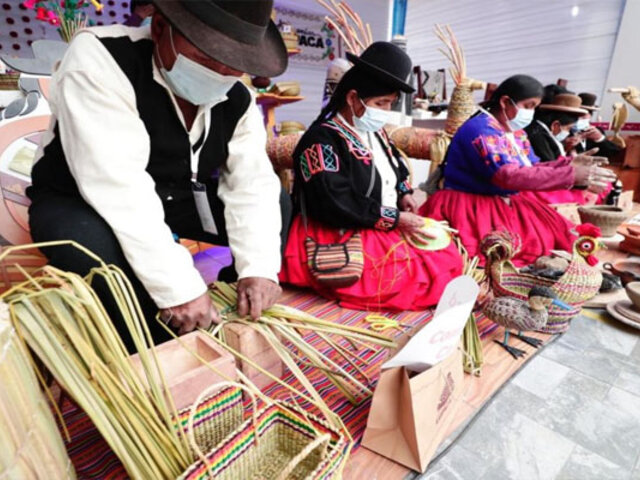 Artesanos de todo el país ofrecen productos en Feria Hecho a Mano en el Ministerio de cultura