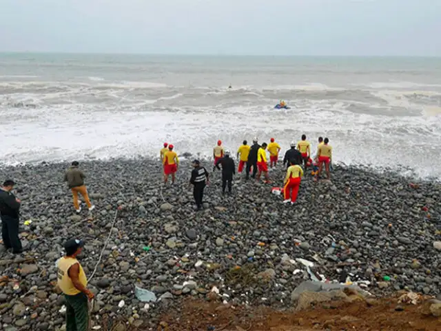 Instructores de deportes aéreos ofrecen su apoyo en rescates y patrullajes en playas