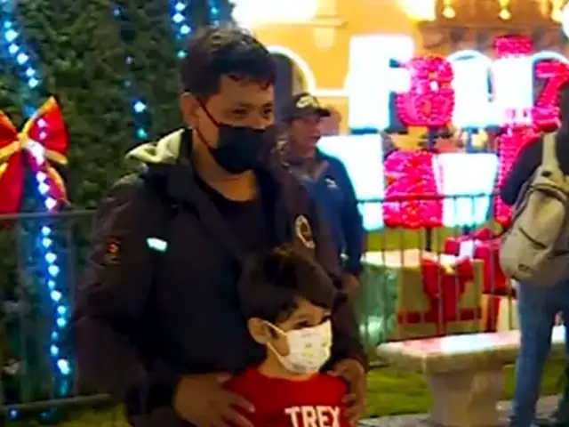 Decenas de familias disfrutan del ambiente navideño en el centro de Lima