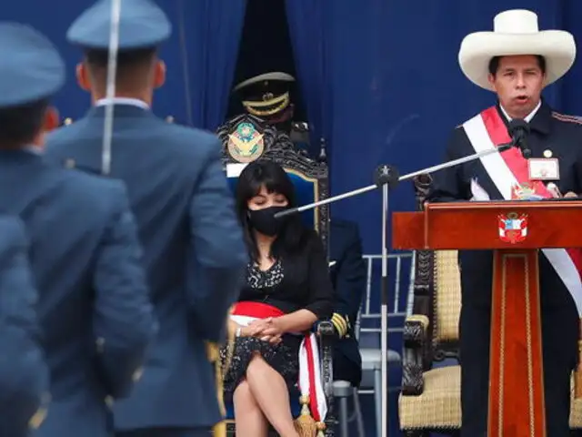 Pedro Castillo estuvo presente en la ceremonia de graduación de la Escuela de Oficiales de la FAP
