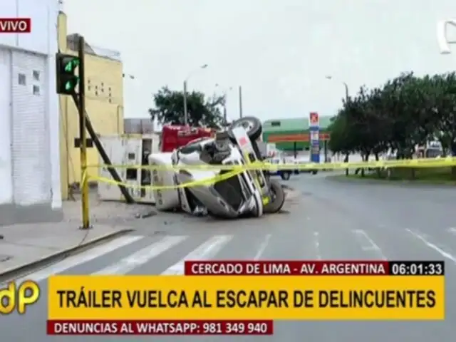 Cercado de Lima: tráiler vuelca tras intentar escapar de presuntos asaltantes