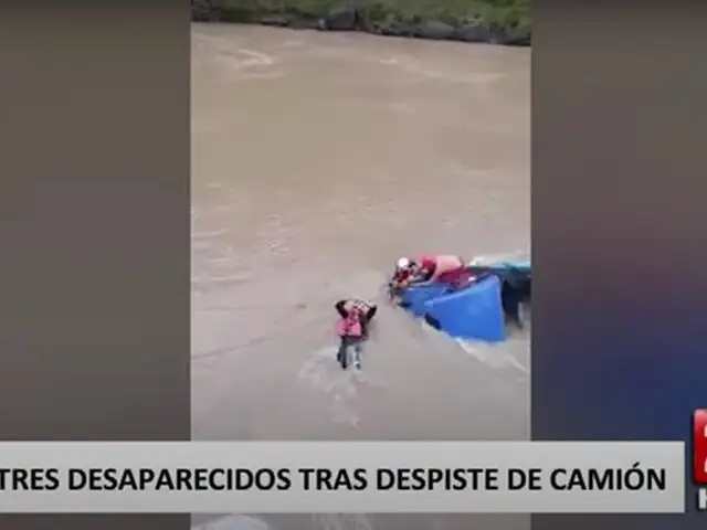Cusco: 3 desaparecidos tras despiste y caída de camión a un río