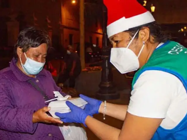 Cercado de Lima: decenas de personas que viven en la calle recibieron cenas navideñas