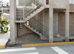 VMT: vecinos construyen escalera en vía pública