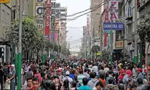 Aumenta el número de peruanos que buscan salir el país ante crisis