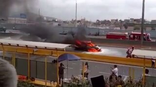 Vehículo se incendia en medio de pista, cerca al puente Acho en el Rímac