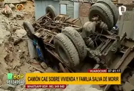 Huarochirí: familia se salva de morir tras caída de camión sobre vivienda