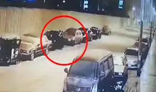 Carabayllo: en menos de un minuto, delincuente roba auto estacionado frente a condominio