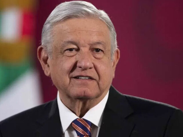 México: derriban estatua de presidente Andrés Manuel López Obrador