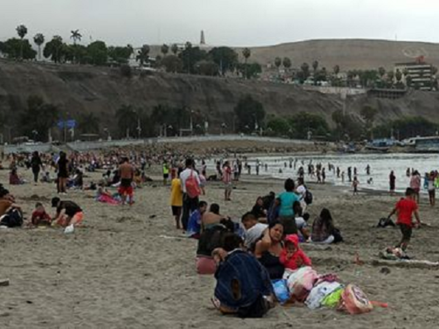 ¿Cuál es la situación de los bañistas en la playas de Lima?