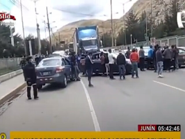 Junín: transportistas bloquean carretera exigiendo reducción del precio de los combustibles