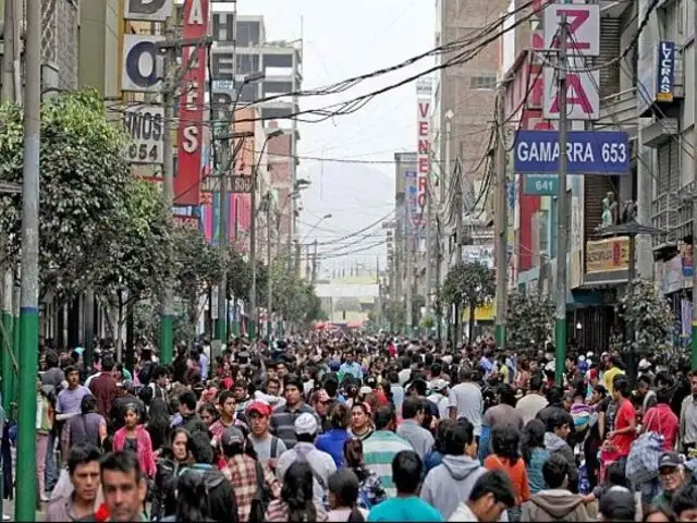 Aumenta el número de peruanos que buscan salir el país ante crisis