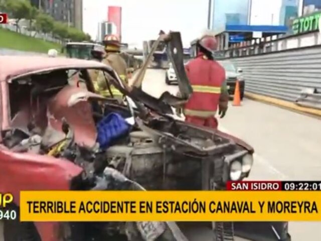 Canaval y Moreyra: accidente vehicular dejó un herido y el auto destrozado en vía del Metropolitano