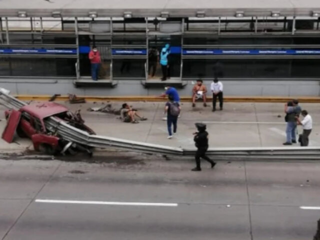 San Isidro: ocupantes salvan de morir luego que auto quedará atravesado por baranda del Metropolitano