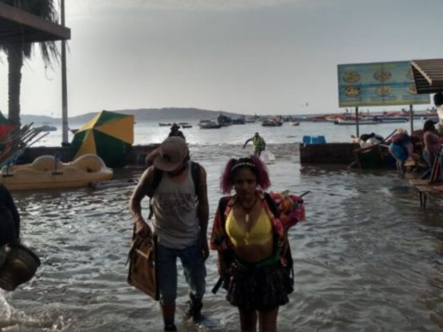 Paracas: mar se sale en la playa 'El Chaco' y cubre gran parte del malecón