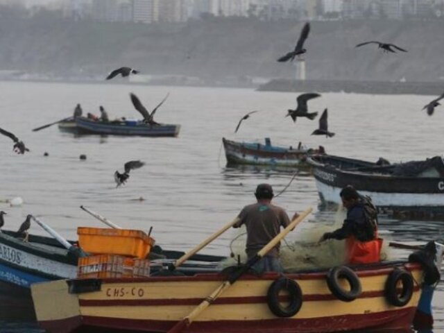 Chorrillos: pescadores artesanales salieron al mar pese a advertencia de La Marina sobre oleajes