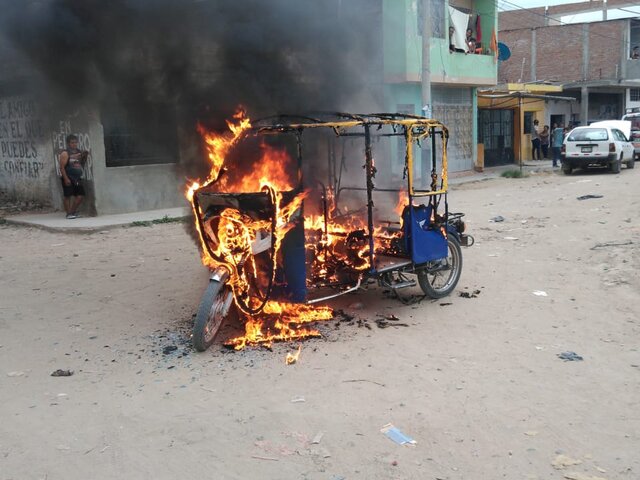 Ate: vecinos quemaron mototaxi de delincuentes que intentaron asaltar a transeúnte